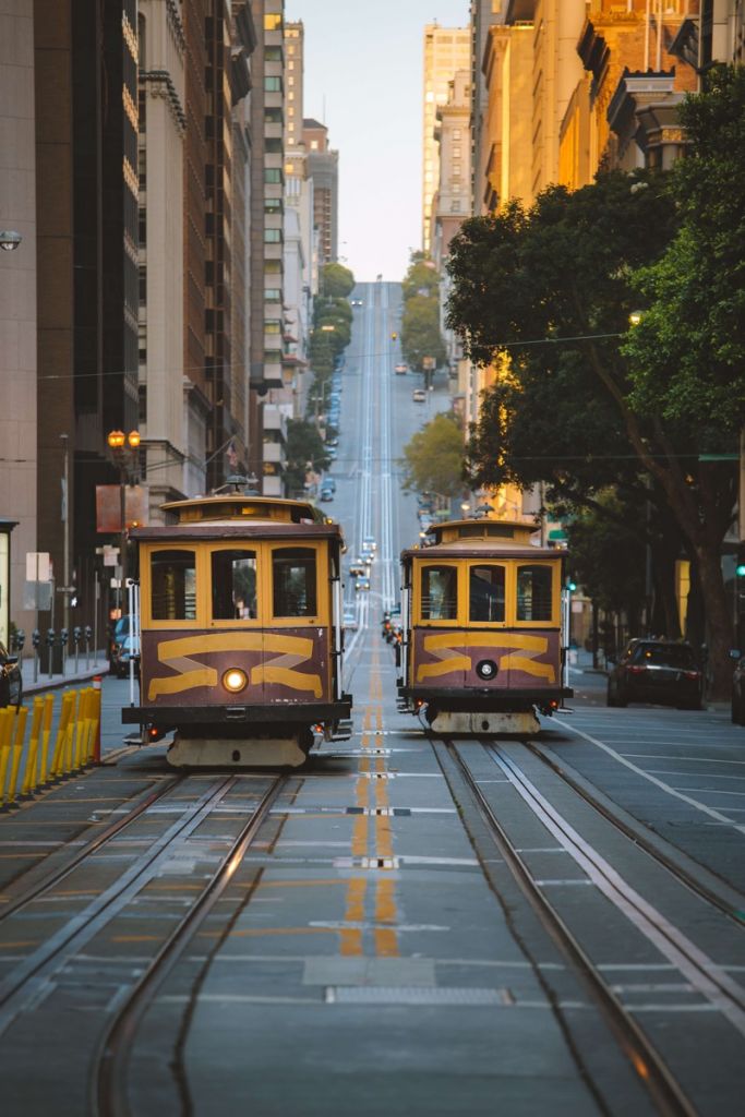 Tranvías amarillos en San Francisco EE.UU.