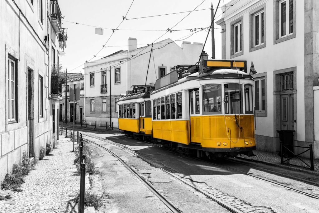 Tranvía amarillo en una calle en blanco y negro