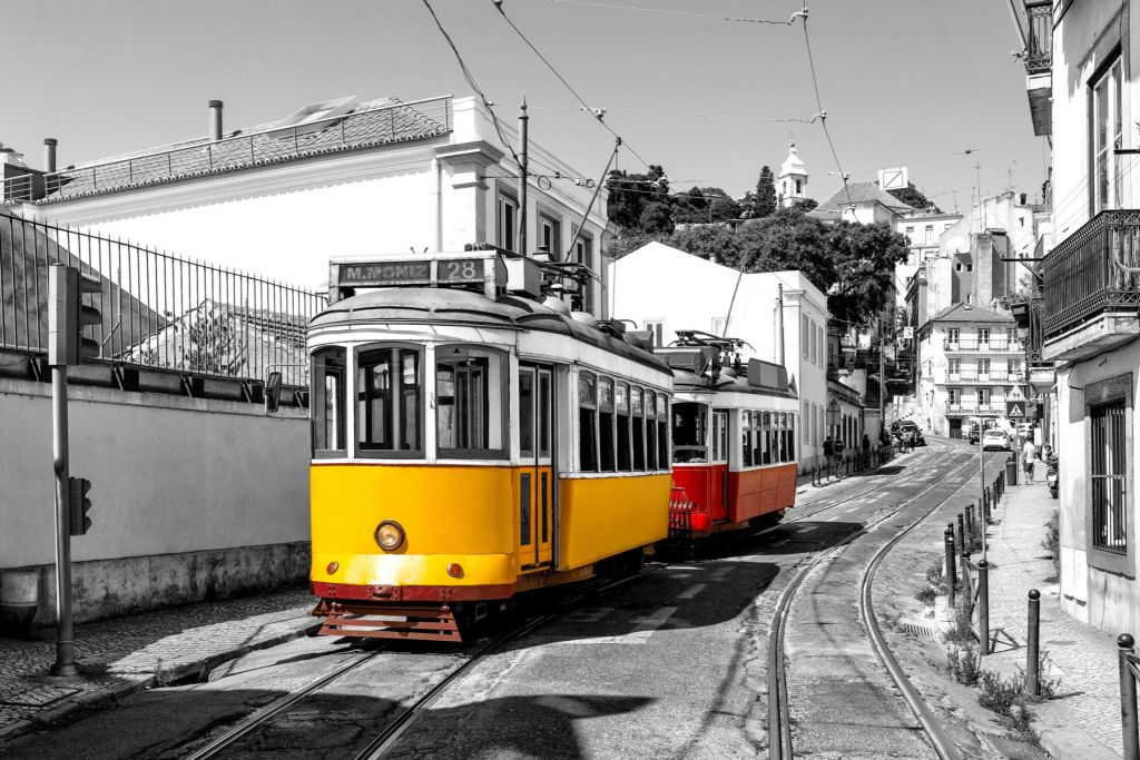 Tranvía amarillo y rojo