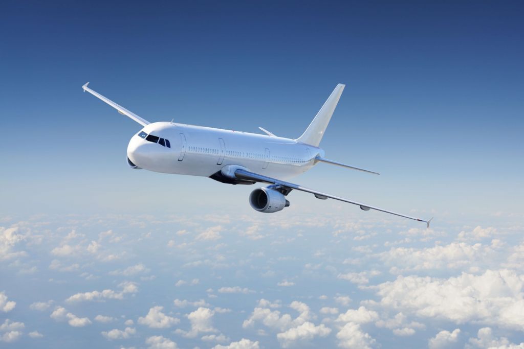 Avión sobre las nubes