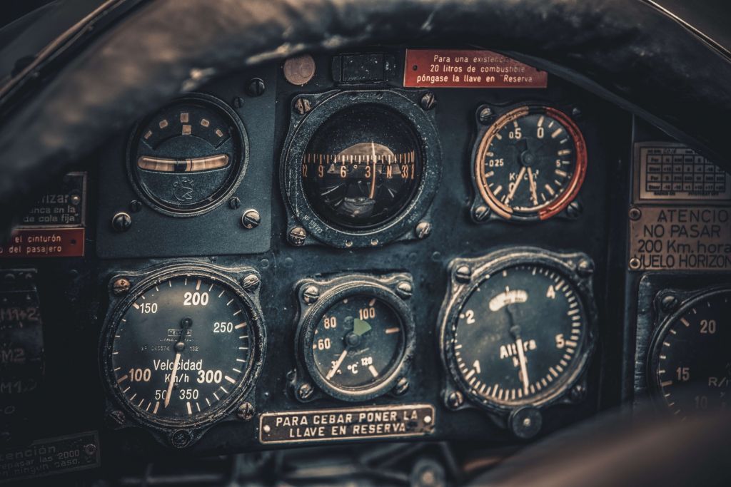 Detalle de la cabina de un avión de época