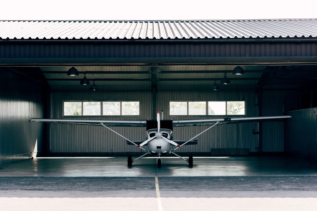 Avión en el hangar