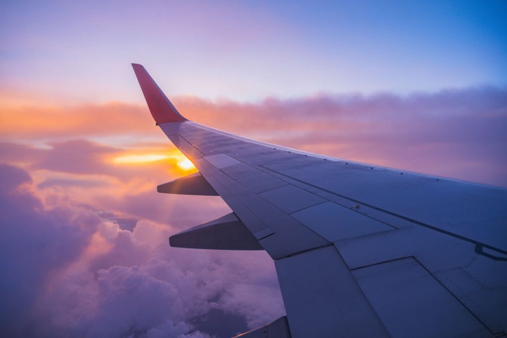 Ala de avión en las nubes