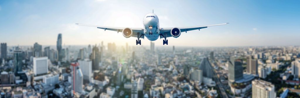 Avión descendiendo sobre una ciudad