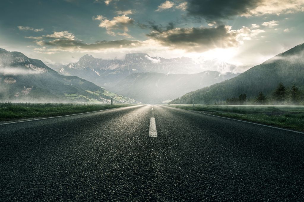 Carretera en paisaje de montaña