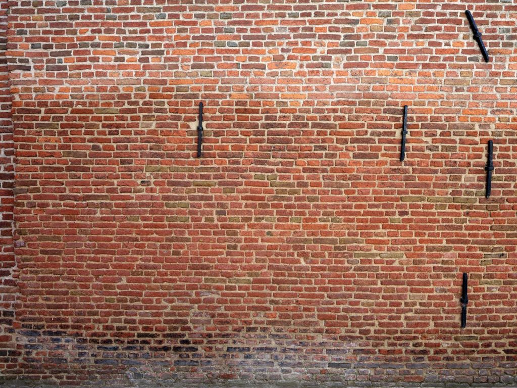 Pared de la ciudad con anclajes de pared