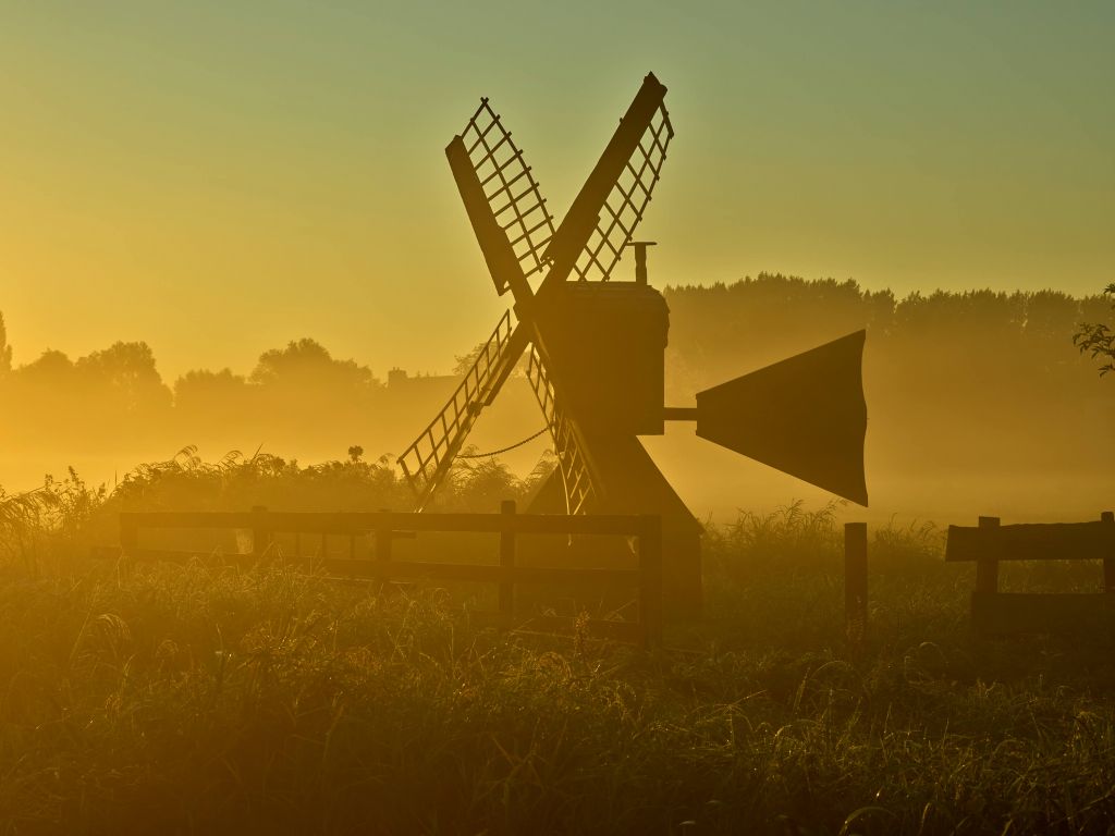 Molino de la pradera al amanecer