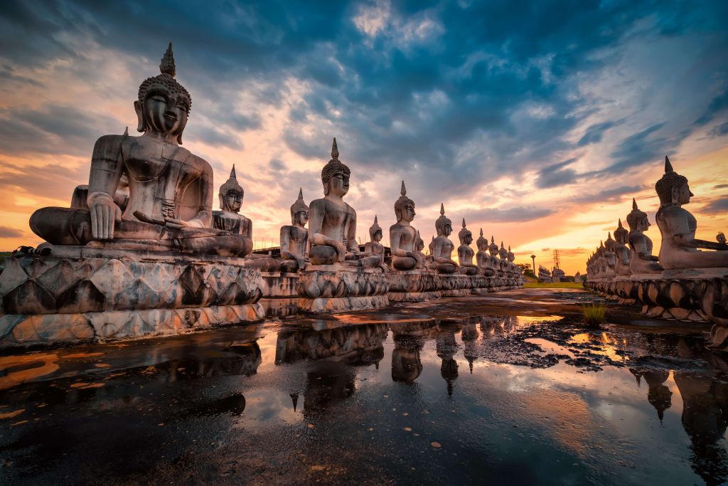 Estatuas de Buda sobre el agua