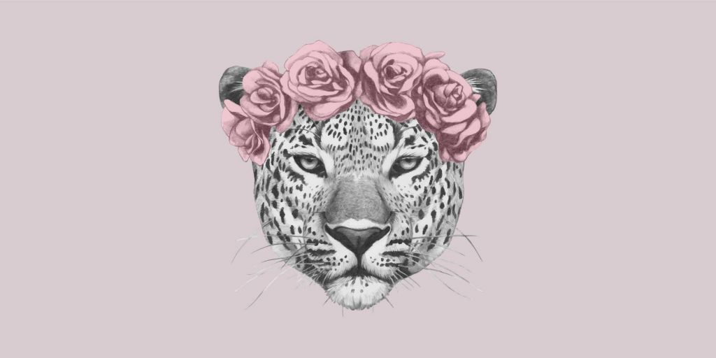 Leopardo con flores rosas
