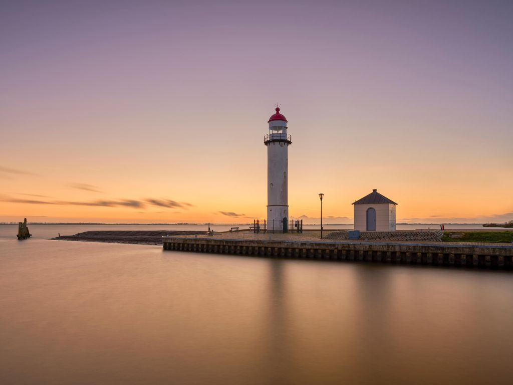 Faro al atardecer