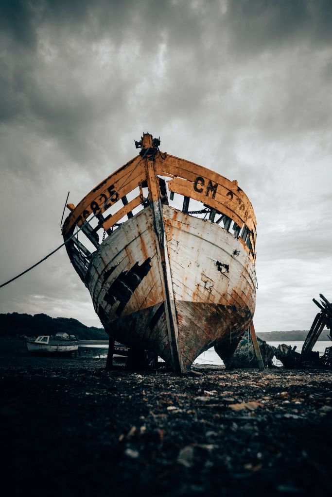 Viejo naufragio oxidado