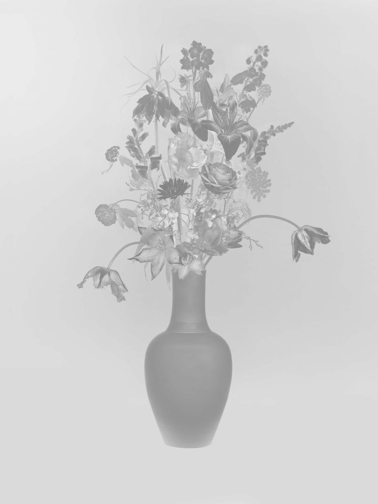 Generoso ramo de flores en blanco y negro