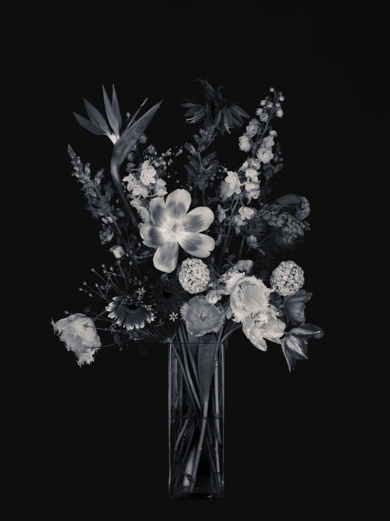 Ramo de flores en blanco y negro