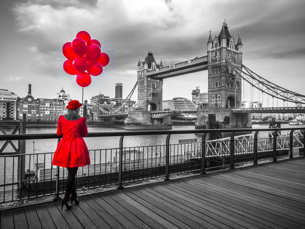 Mujer en el Tower Bridge