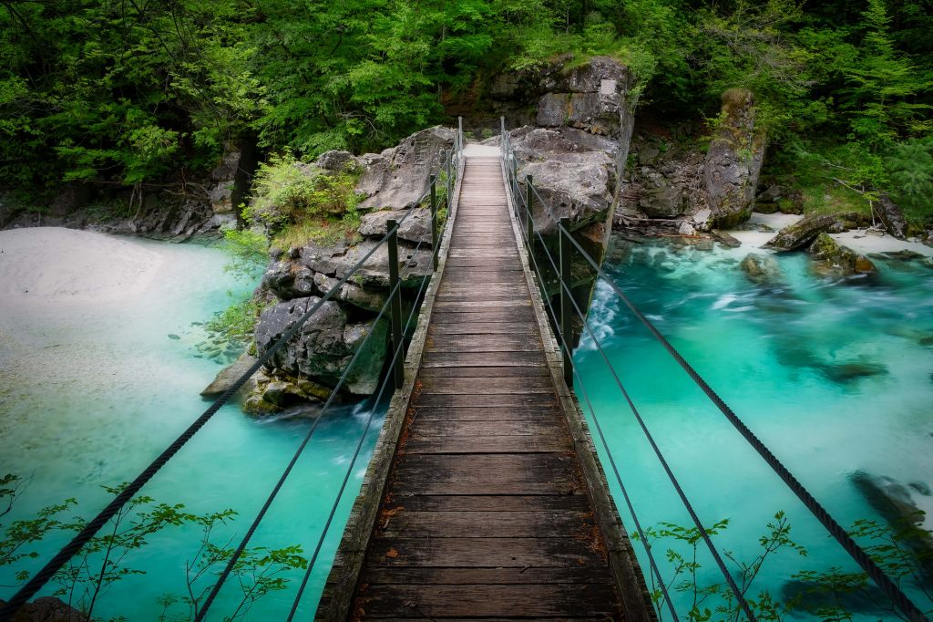 Puente sobre el hermoso río azul