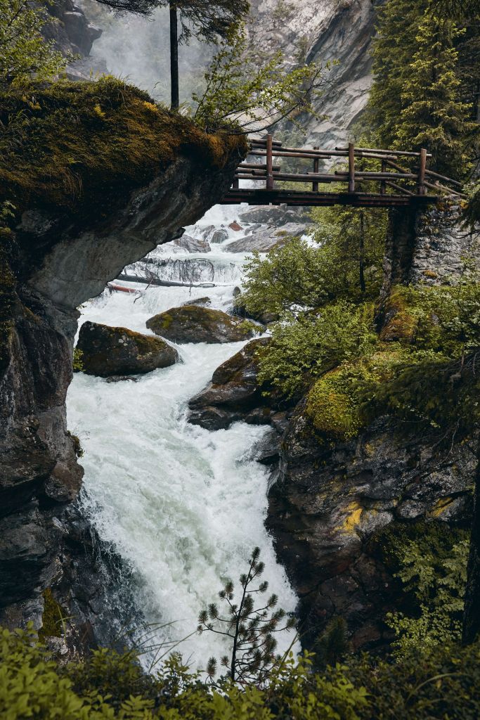 Puente en una cascada
