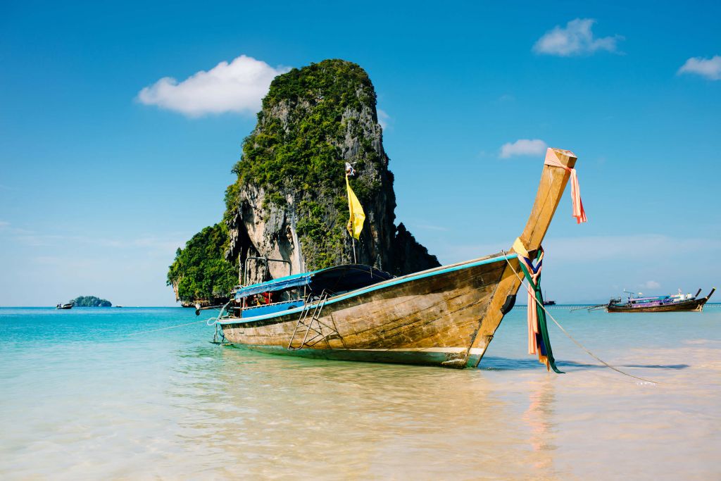 Barco en una playa asiática