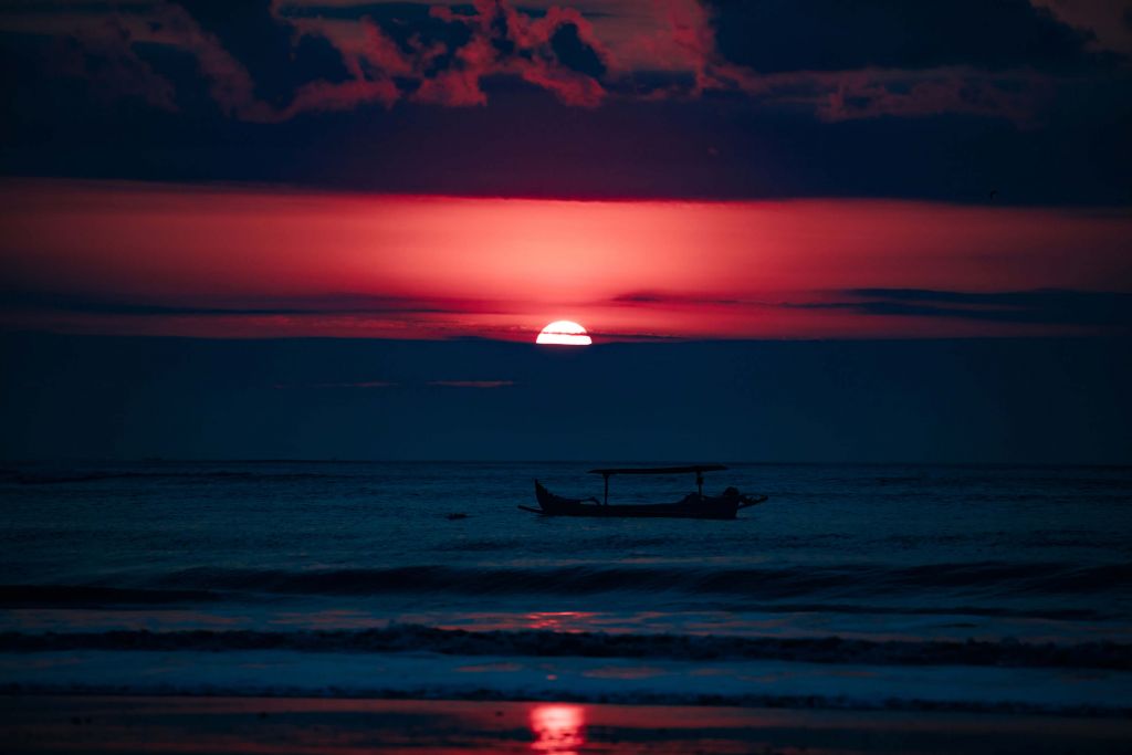 Una puesta de sol roja