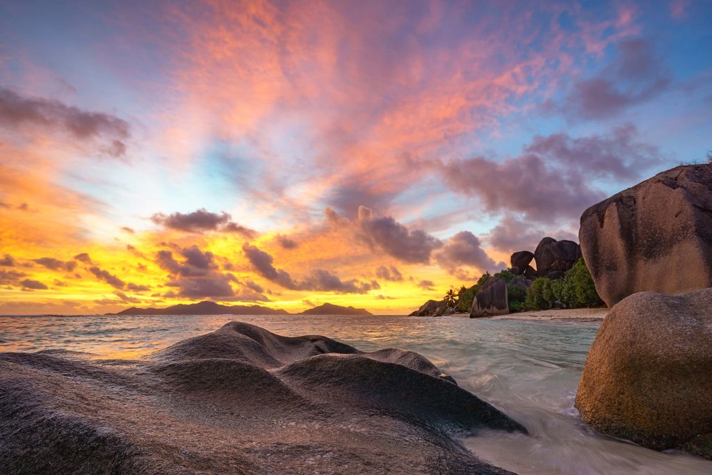 Puesta de sol en una playa tropical