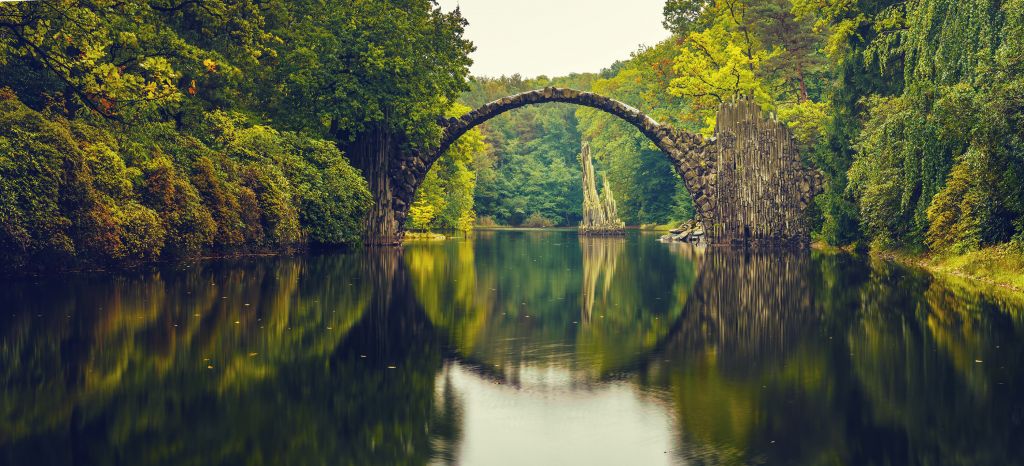 Arco sobre el lago