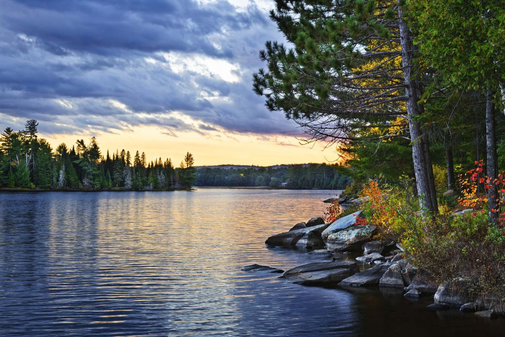 Puesta de sol sobre el lago