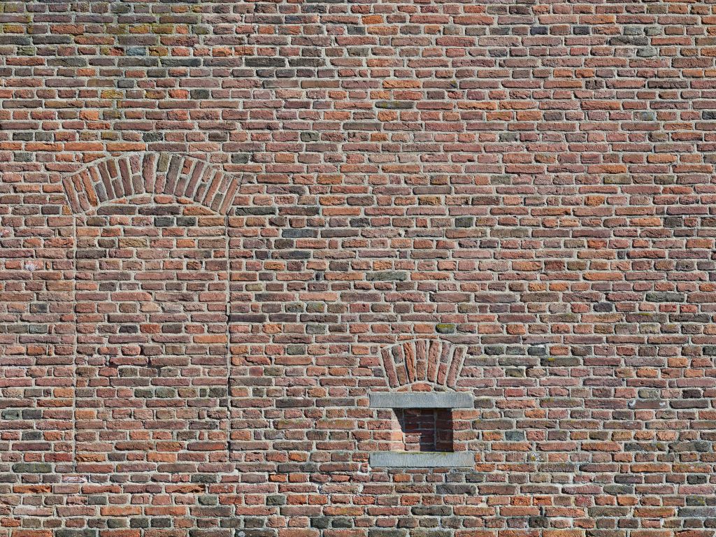 Antigua ventana en la pared de ladrillos