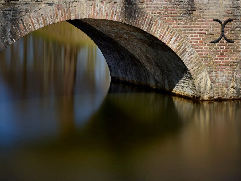 Antiguo puente en arco hacia el castillo