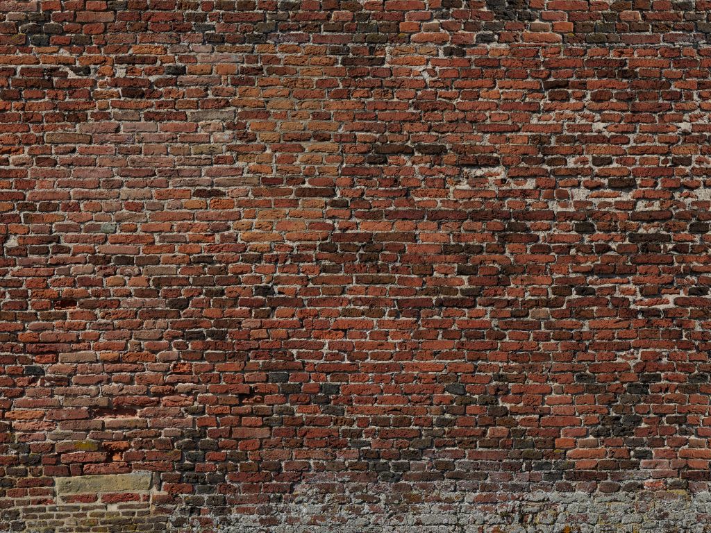 Antiguo muro de ladrillo restaurado