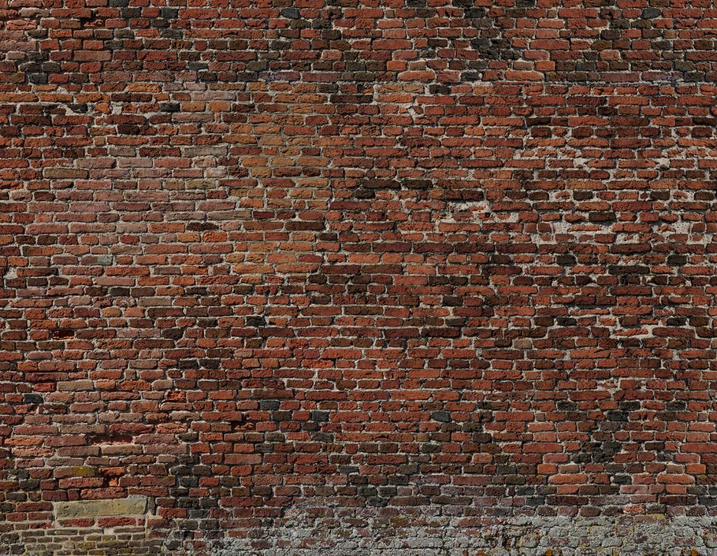 Antiguo muro de ladrillo restaurado