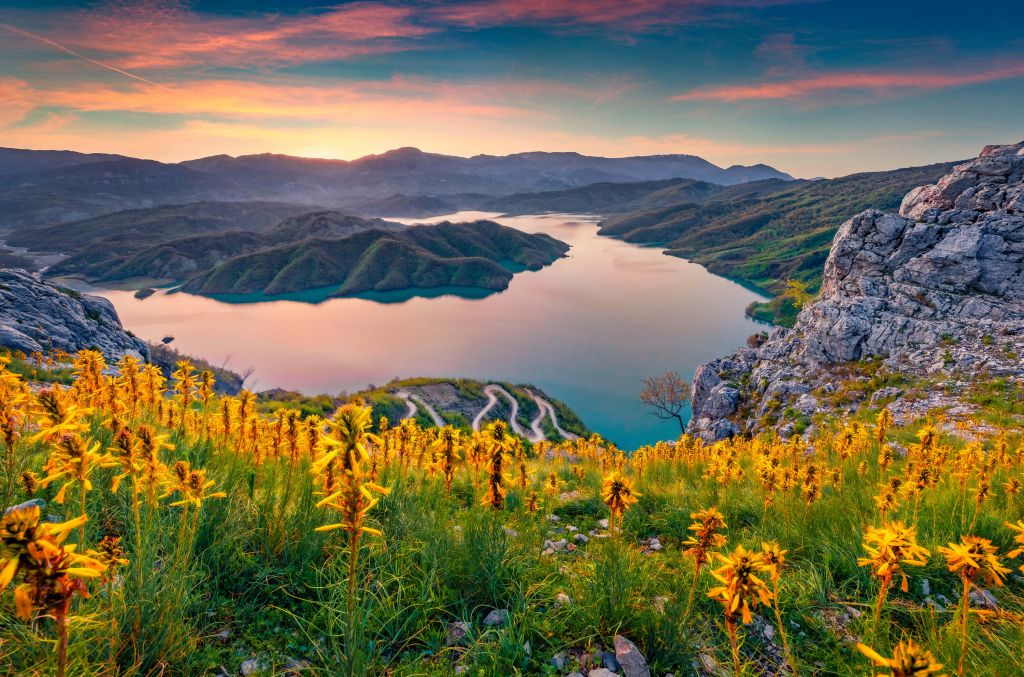 Amanecer en el lago Bovilla