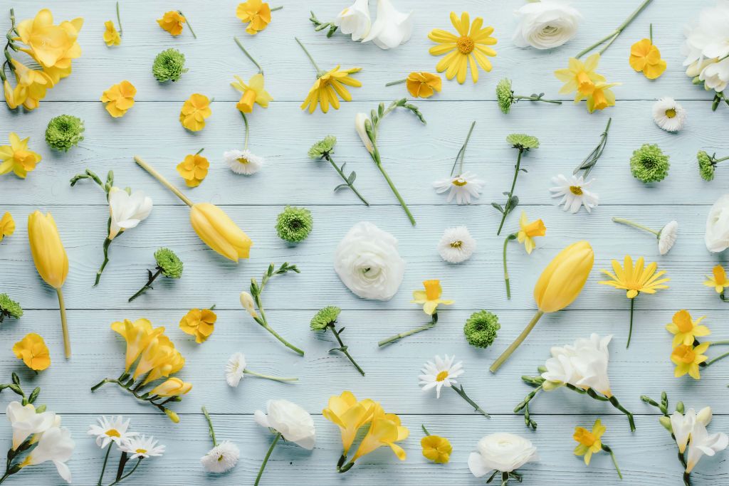 Mesa llena de flores