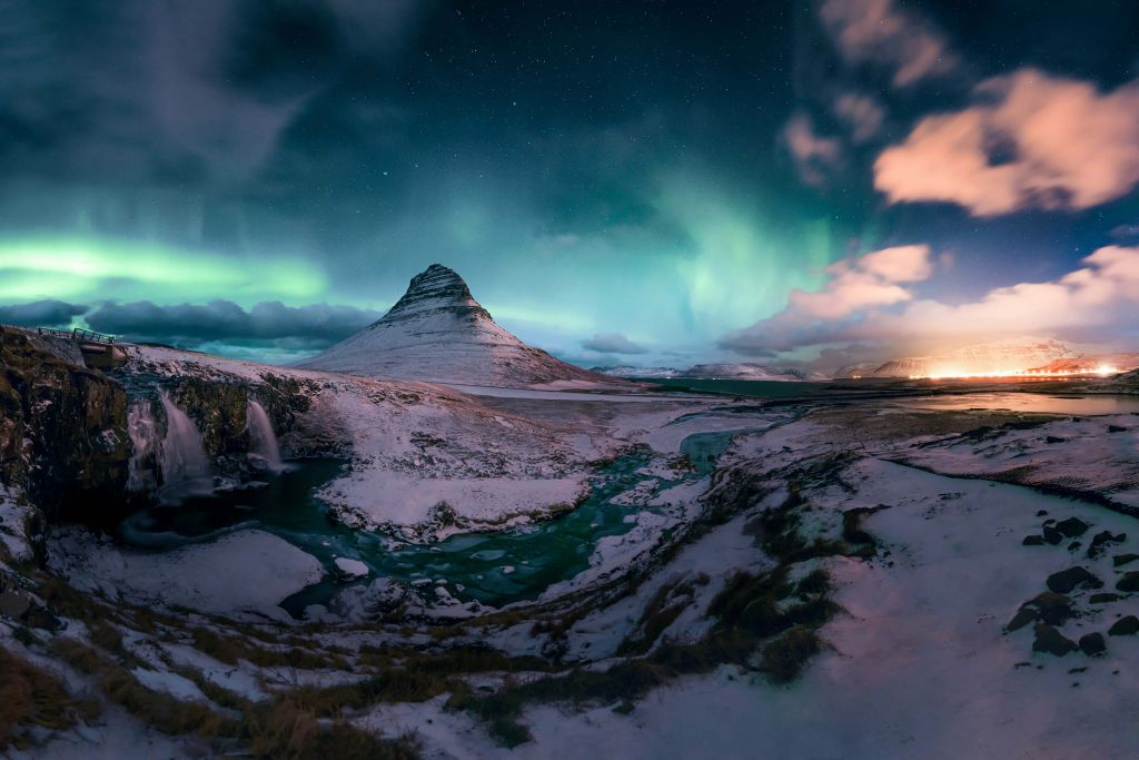 Kirkjufell con aurora boreal