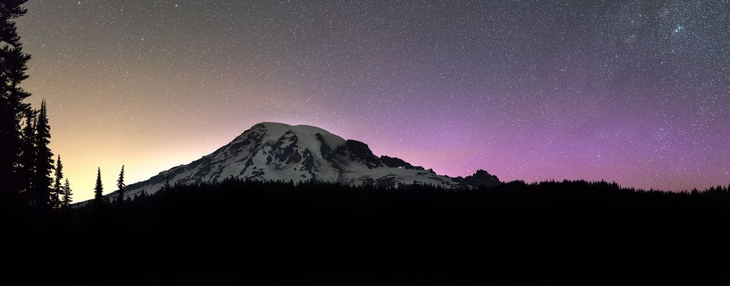 Monte Rainier con aurora boreal