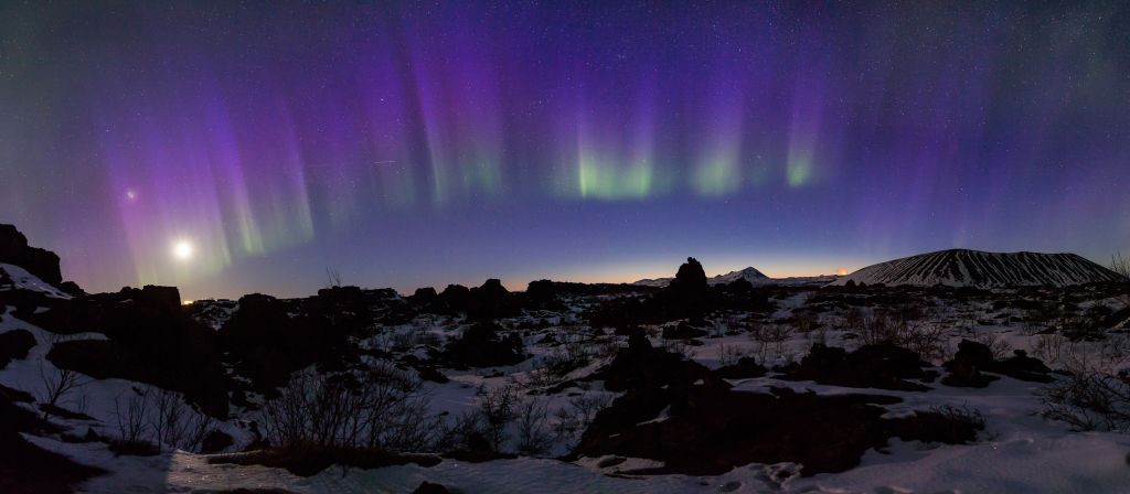 Aurora boreal púrpura y verde