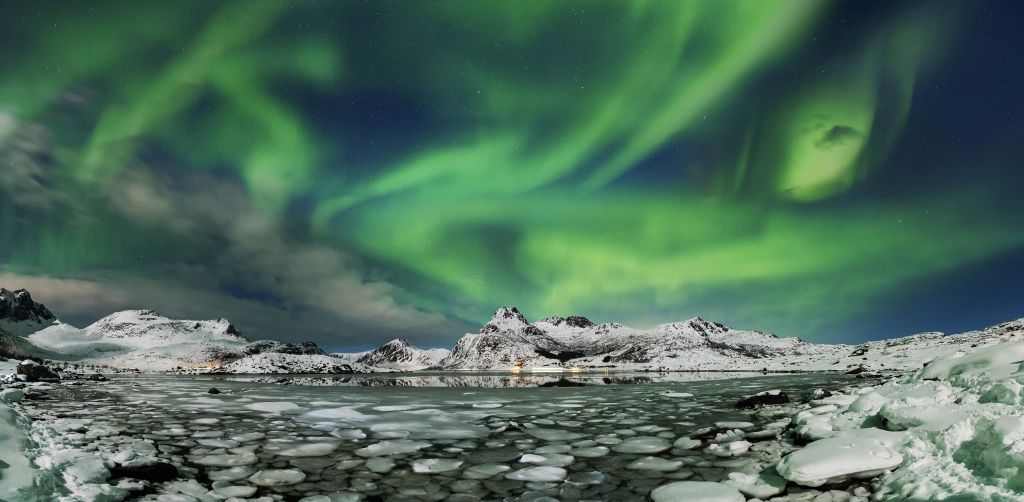 Aurora boreal sobre un paisaje invernal