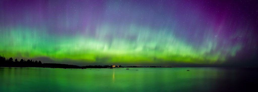 Mar y aurora boreal