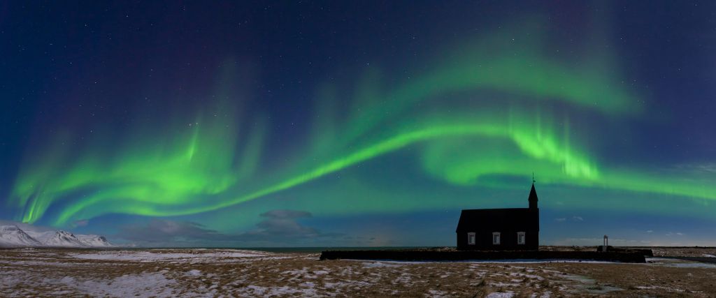 Aurora boreal sobre una iglesia