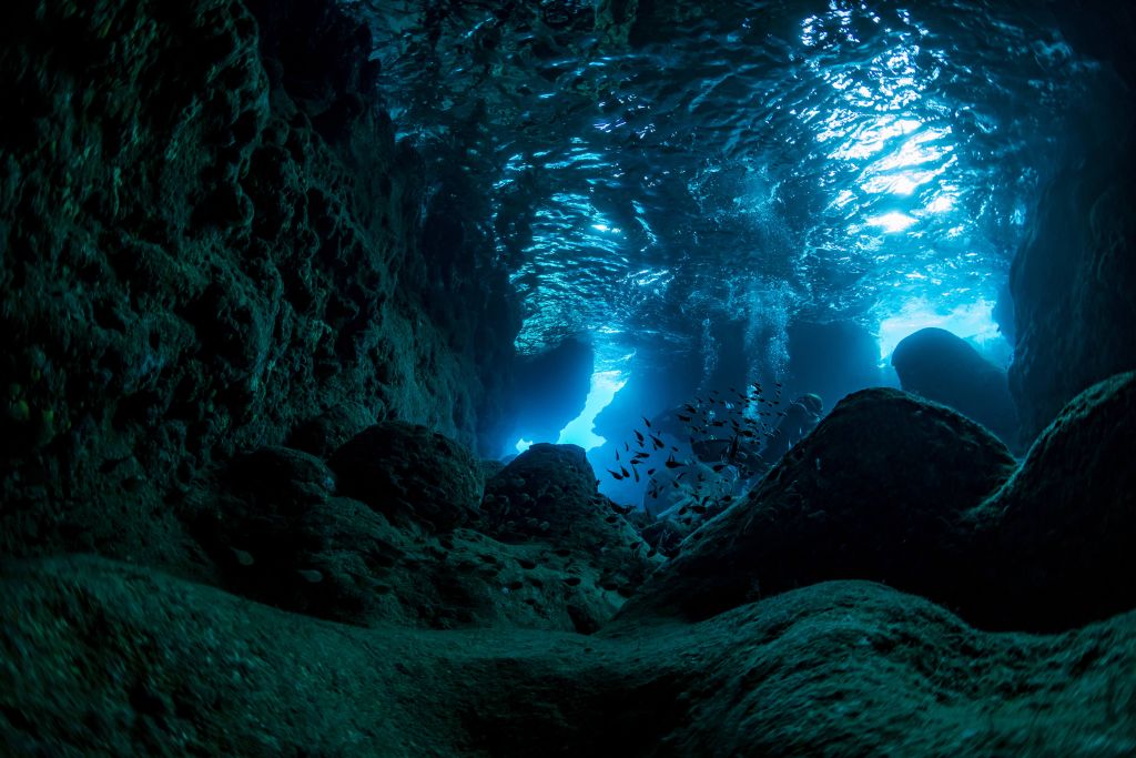 Rayos de sol en una cueva submarina