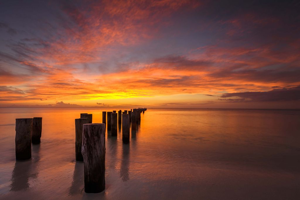 Rompeolas al amanecer