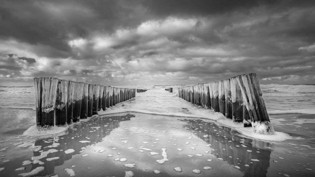 Mar turbulento en blanco y negro