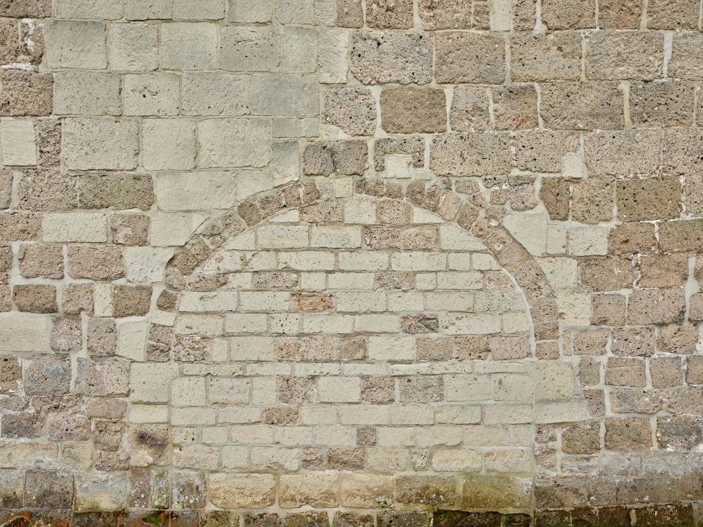 Antiguo muro de piedra con arco