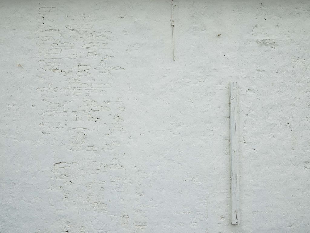 Muro con estuco blanco y viga