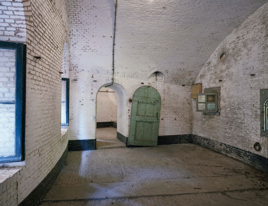 Puerta verde en un edificio antiguo