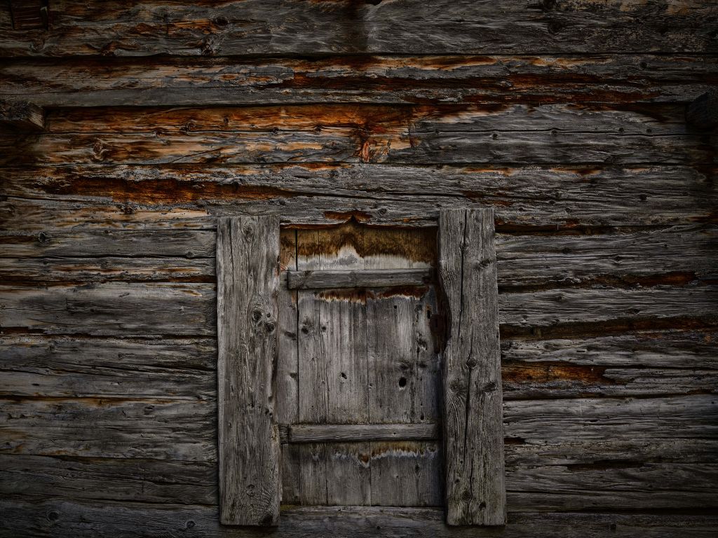 Madera oscura con puerta