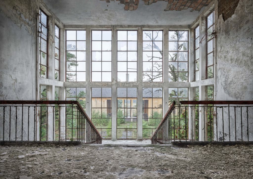 Escaleras en edificio abandonado