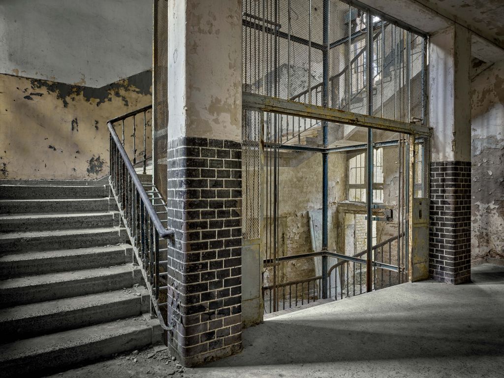 Antiguo hueco de ascensor con escaleras