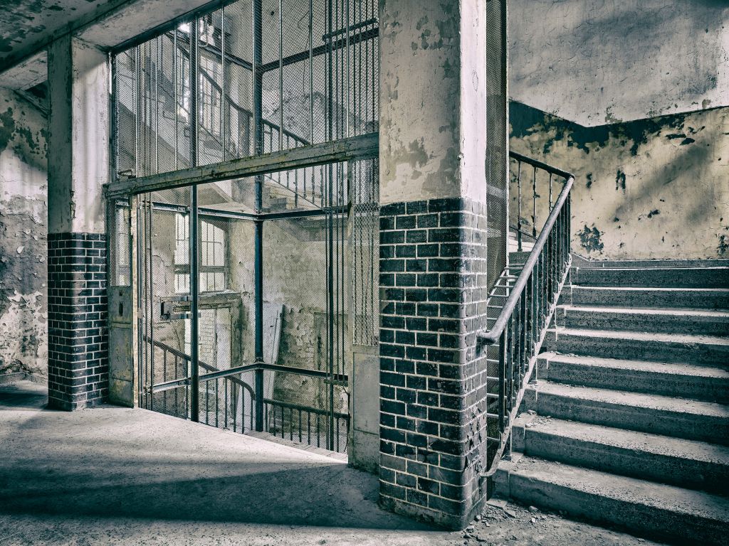 Escaleras y hueco de ascensor antiguos