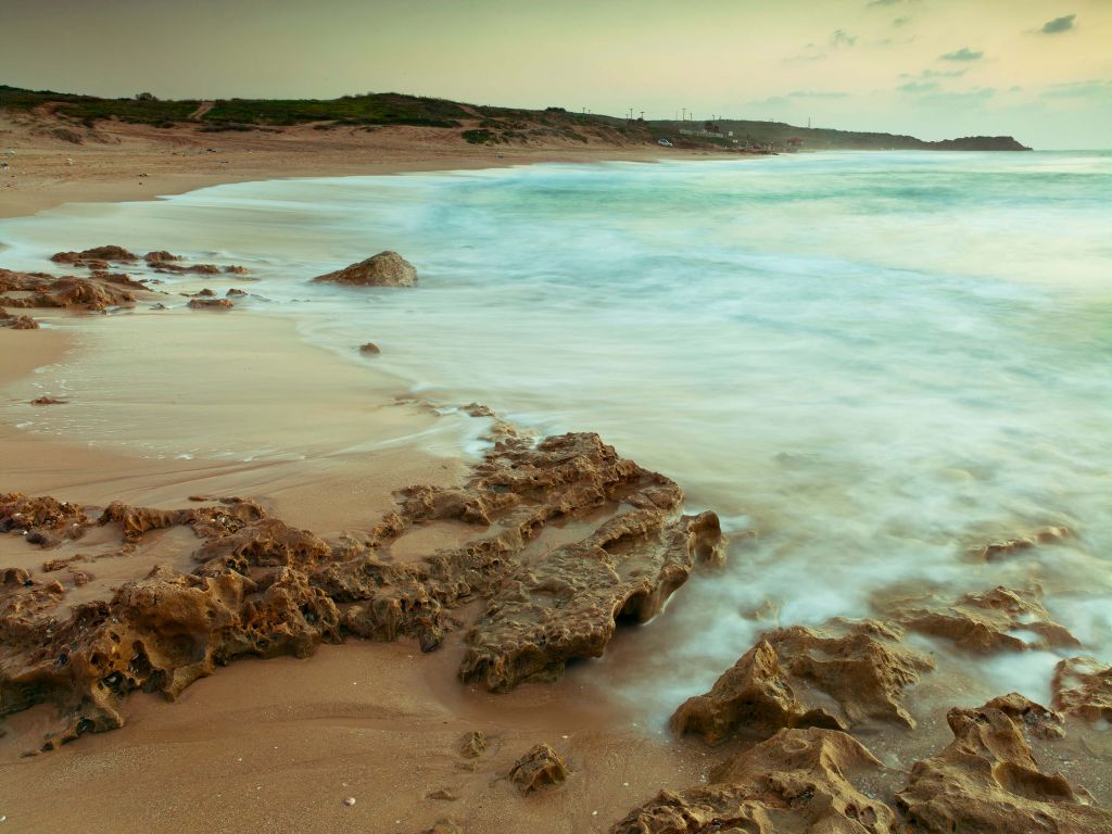 Playa tranquila con rocas