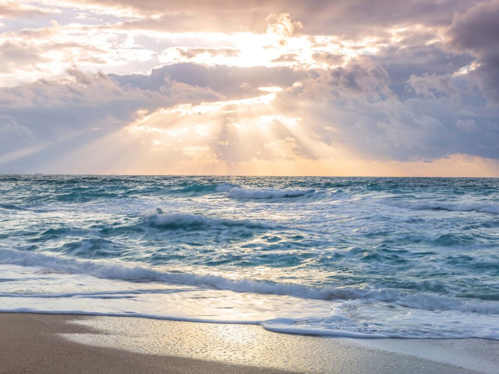 Rayos de sol junto al mar