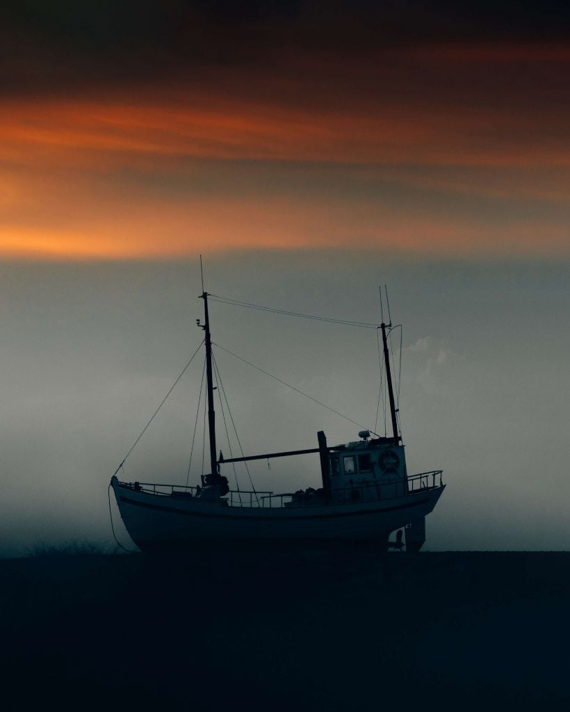 Barco durante la puesta de sol